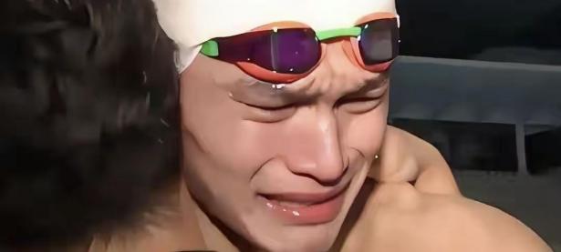 B体育体育竞技-力拔群雄！男子游泳选手刷新世界纪录，震惊全场的简单介绍