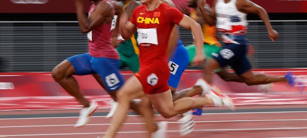 B体育体育vip注册-田径比赛中选手冲刺全力，突破个人最好成绩的简单介绍