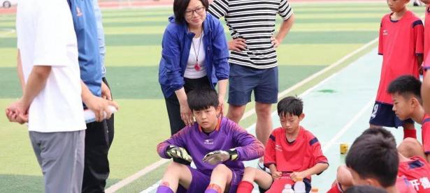 B体育体育入口-包含汉堡队员团结一心，战胜对手助队晋级的词条