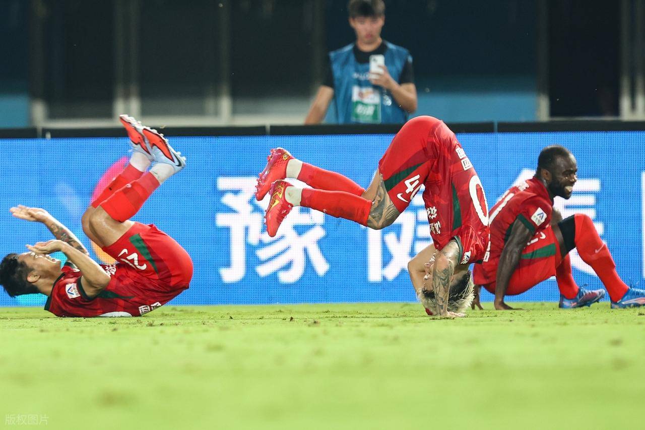 主帅苦心孤诣,赛前战术精妙,带领球队取胜! 主帅苦心孤诣,赛前战术精妙,带领球队取胜!