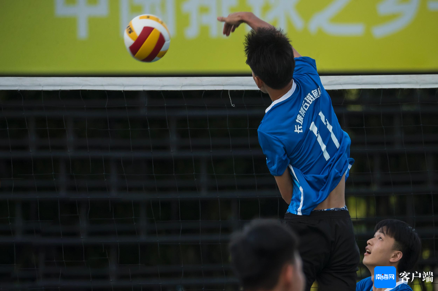 关于抢眼球员全力拼搏,球场气氛热闹的信息 关于抢眼球员全力拼搏,球场气氛热闹的信息