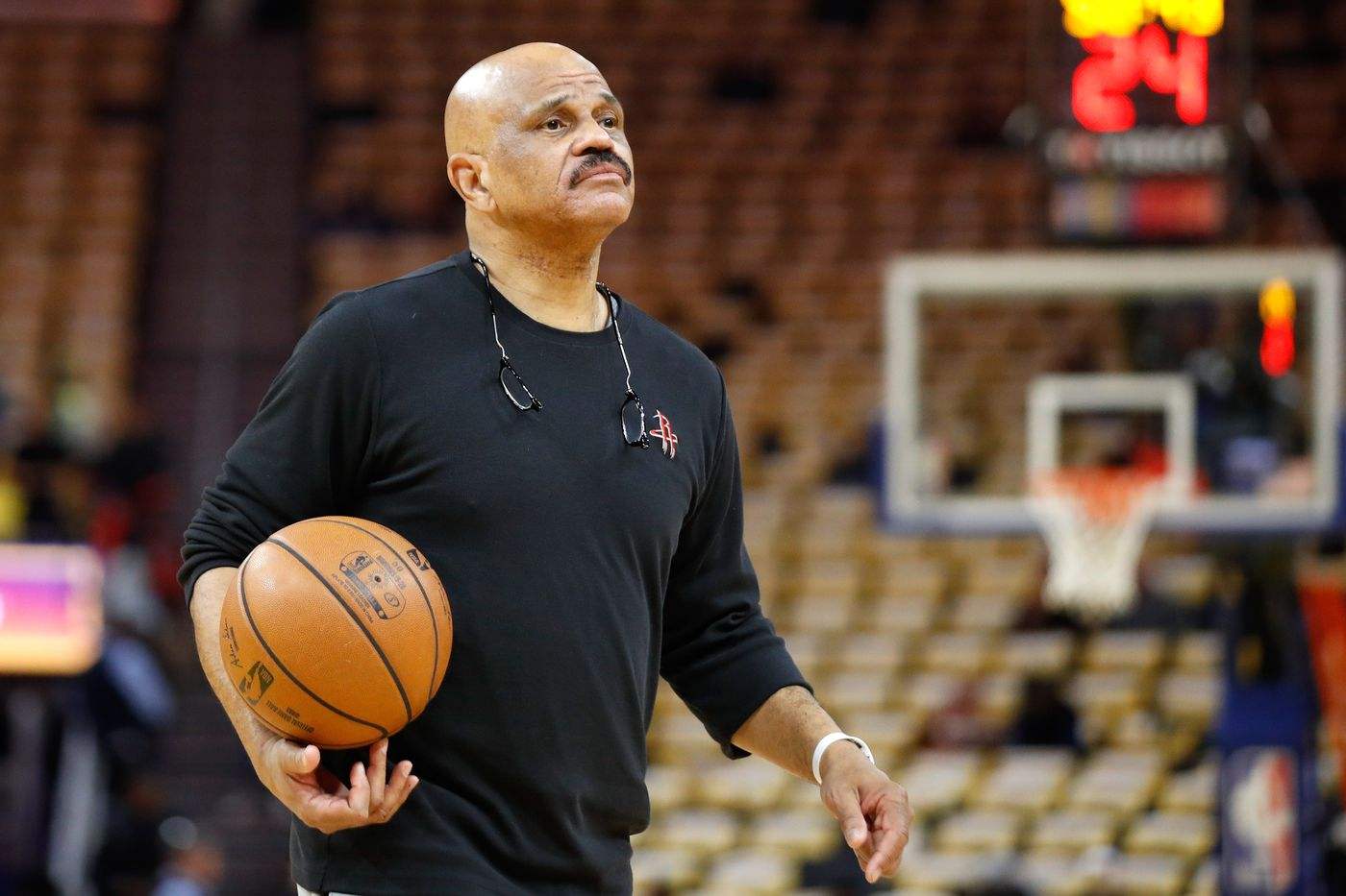 包含真金不怕火炼，火箭球队坚持训练的词条