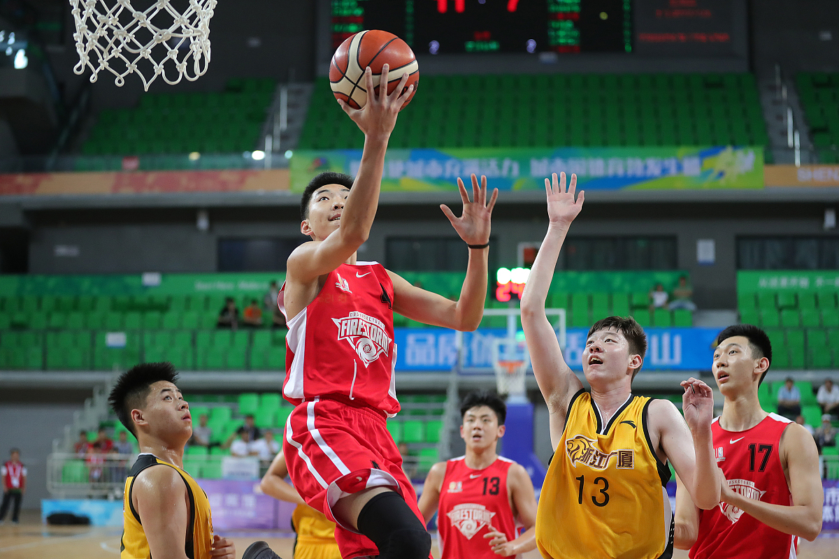 中国顶尖篮球联赛持续激情上演，球员拼搏奋斗的简单介绍