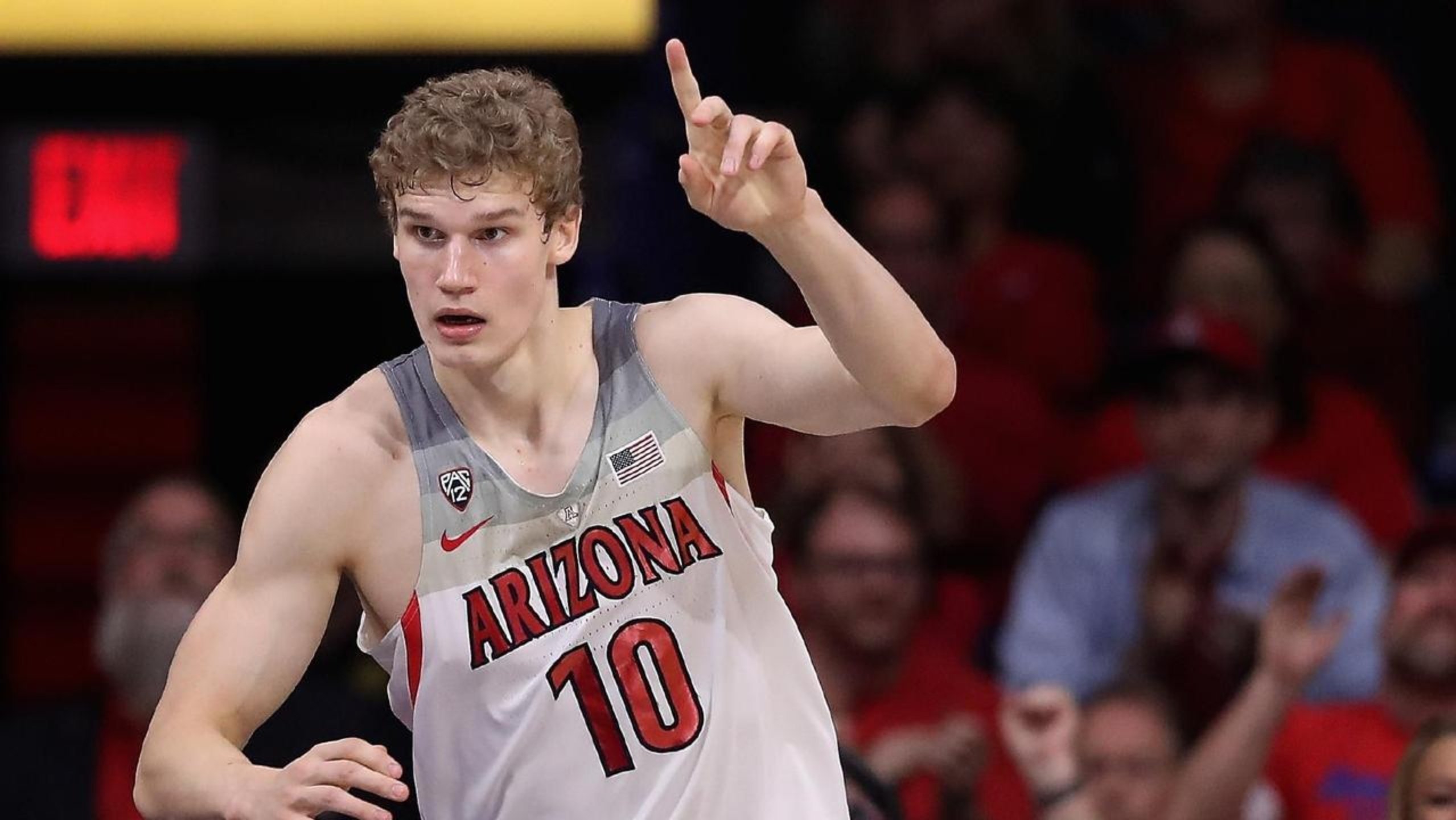 球员个人技术出色,赛场表现抢眼 球员个人技术出色,赛场表现抢眼