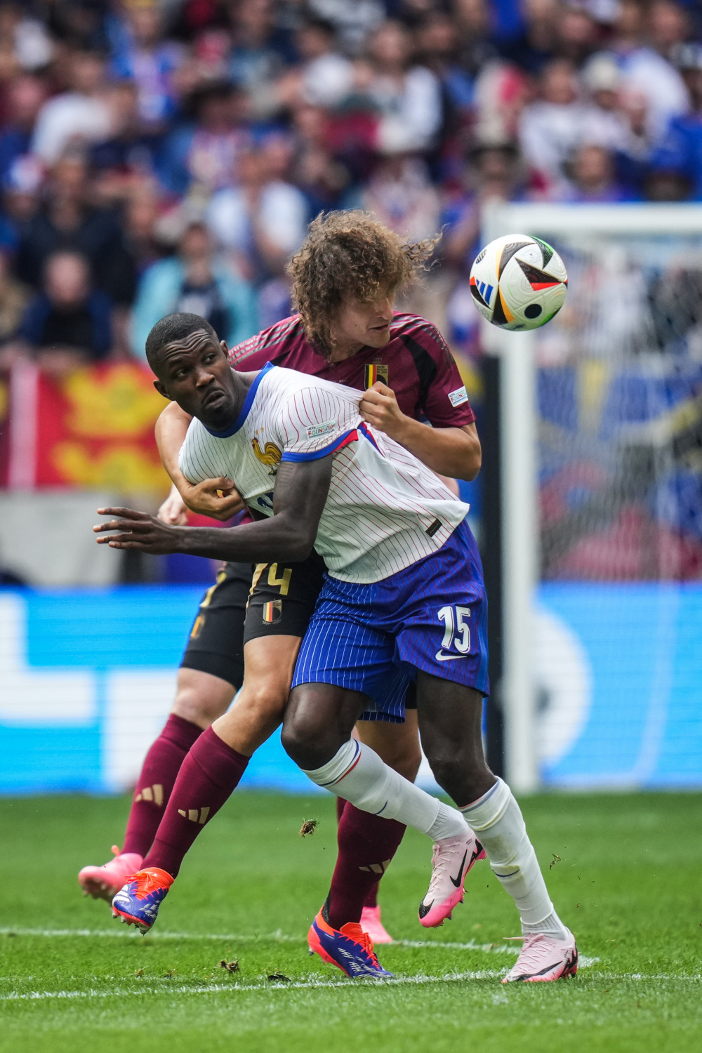 欧洲足球杯赛进入淘汰赛阶段 欧洲足球杯赛进入淘汰赛阶段