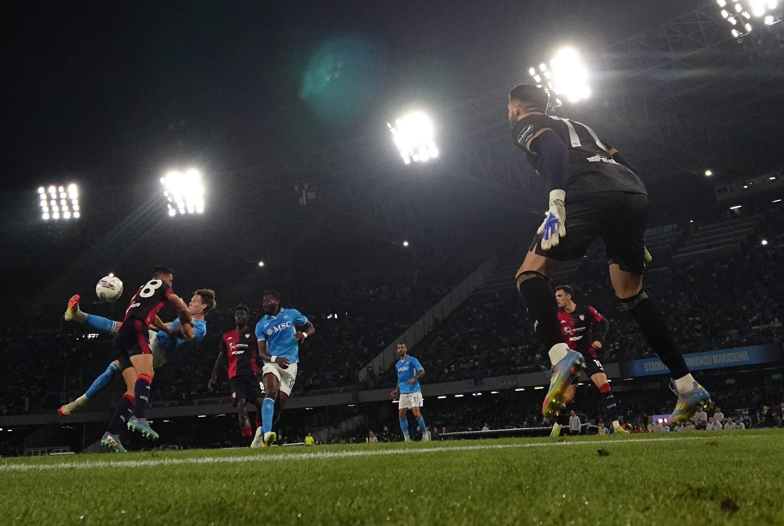 关于巴塞罗那战胜那不勒斯,领先一球的信息 关于巴塞罗那战胜那不勒斯,领先一球的信息