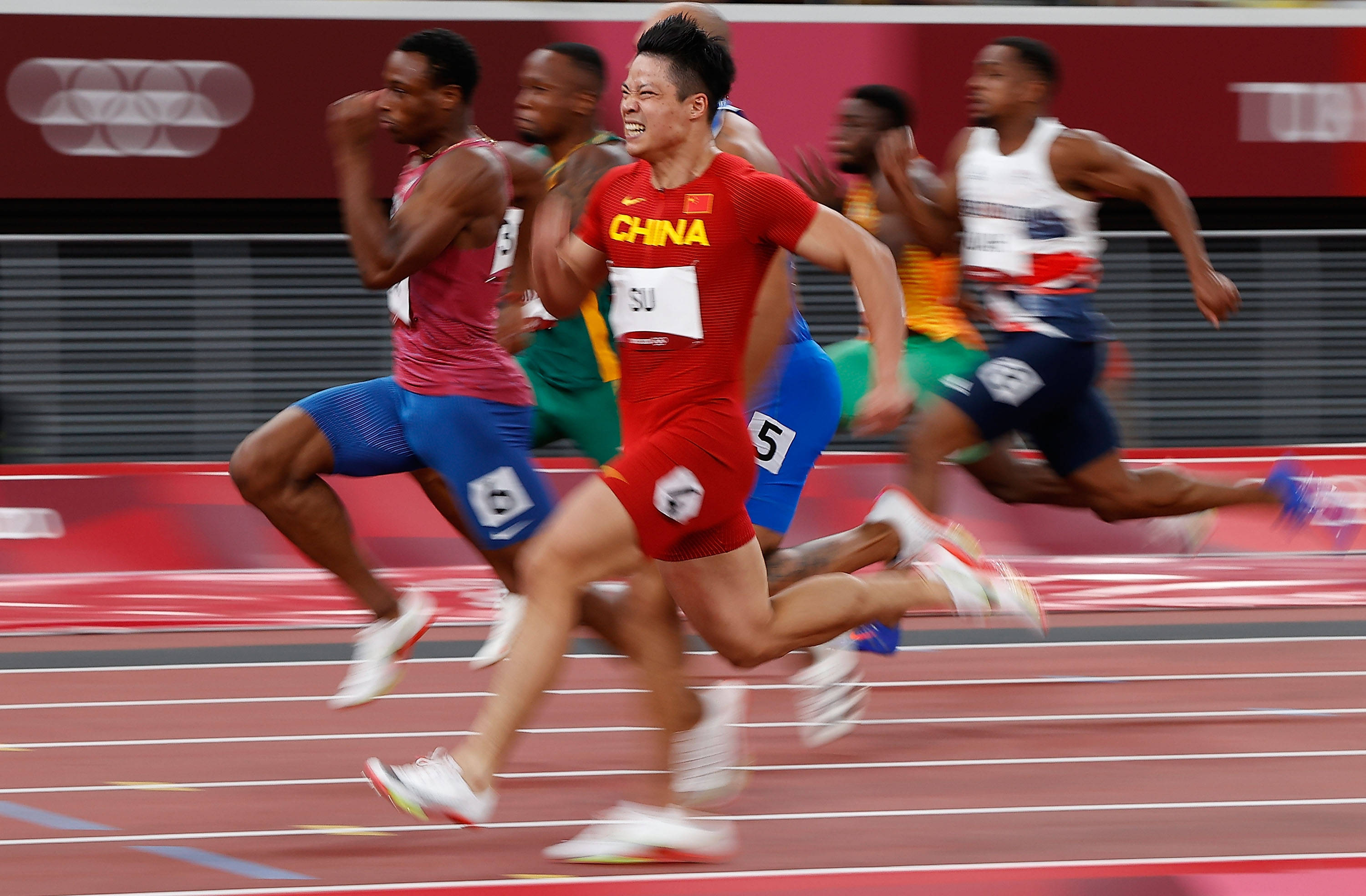 田径比赛中选手冲刺全力,突破个人最好成绩的简单介绍 田径比赛中选手冲刺全力,突破个人最好成绩的简单介绍