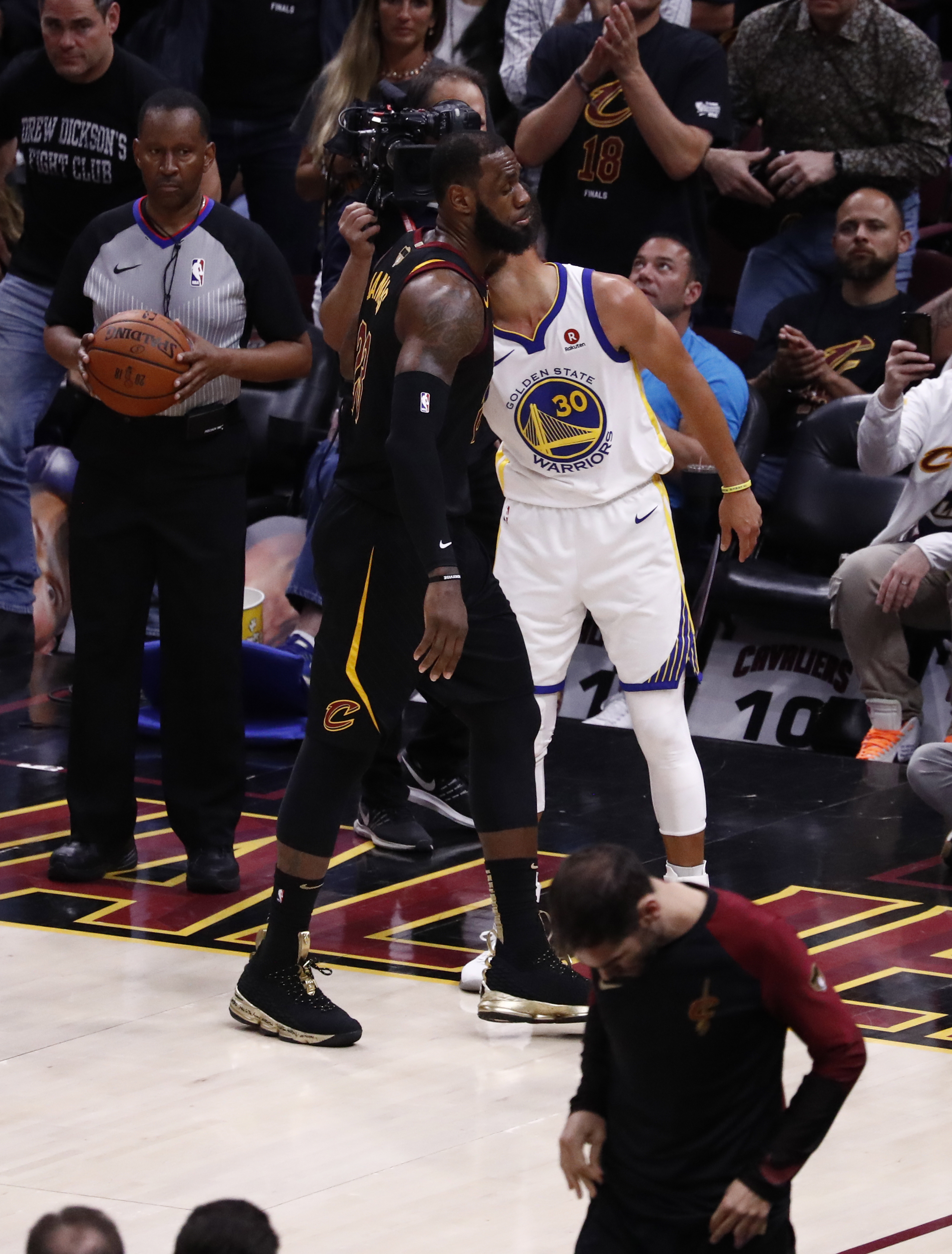 勇士球员在比赛中勇往直前赢得胜利 勇士球员在比赛中勇往直前赢得胜利