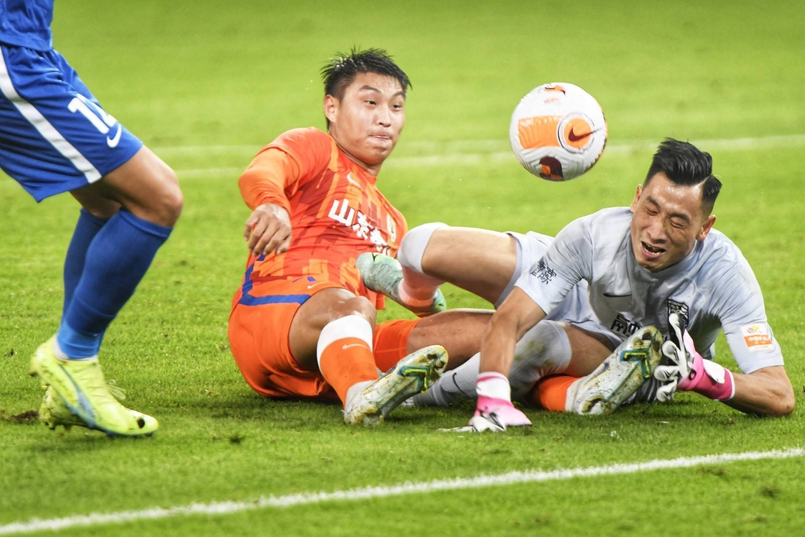 包含赛前紧张气氛透露悬念,双方斗志昂扬的词条 包含赛前紧张气氛透露悬念,双方斗志昂扬的词条