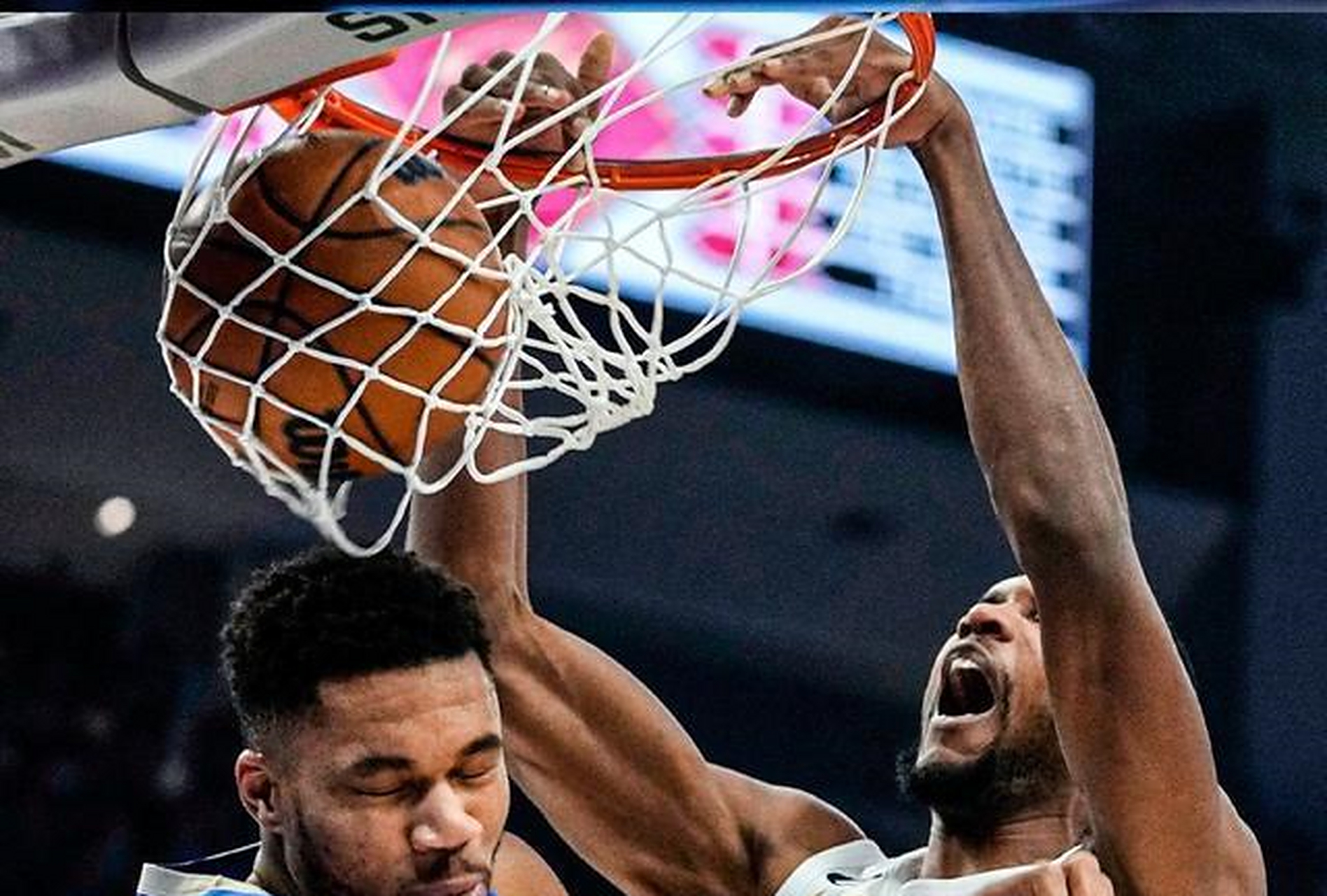 关于雄鹿队员配合默契，现场战术化解对手攻势的信息